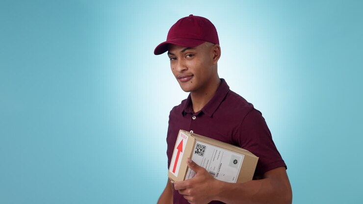 Consegna pacchi, studio e uomo felice sulla logistica