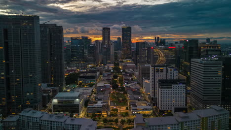 Erleben-Sie-Die-Schönheit-Der-Weltstadt-Bonifacio-Aus-Der-Vogelperspektive-In-Diesem-Luftdrohnen-zeitraffer-Eines-Sonnenuntergangs-Zur-Goldenen-Stunde-In-Metro-Manila,-Philippinen