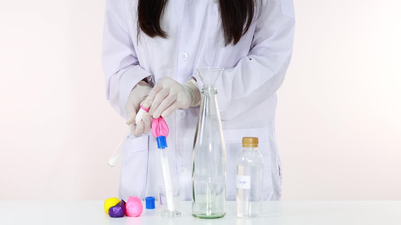 demostrando una reacción química inflando un globo