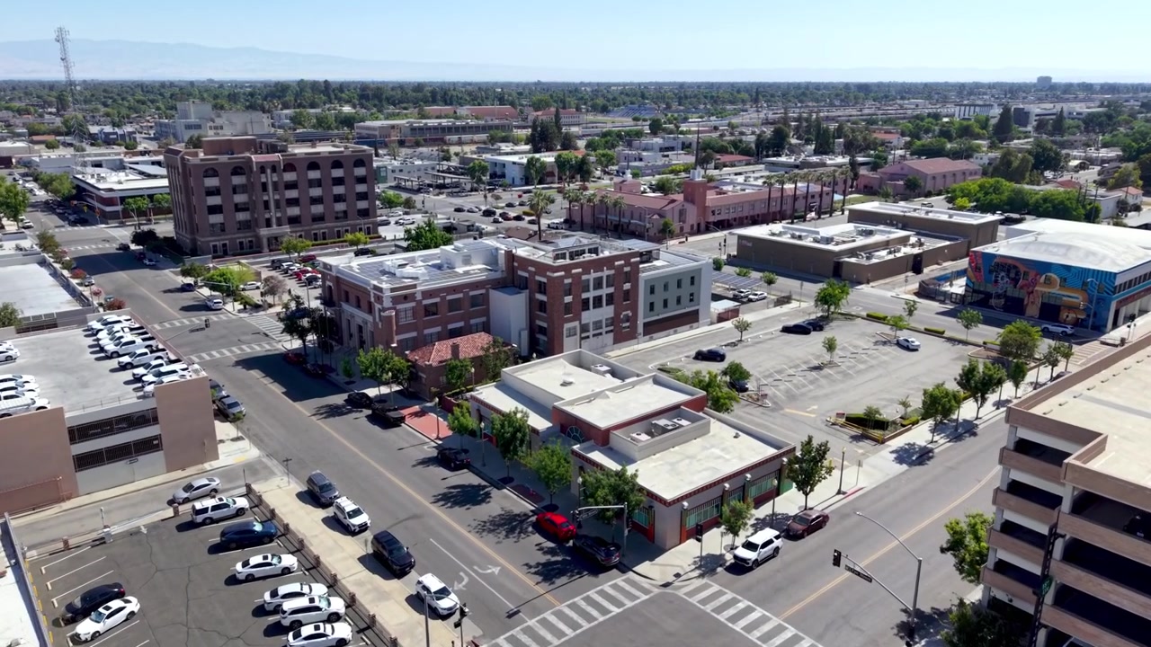 Ripresa aerea bassa del centro di Bakersfield, California.