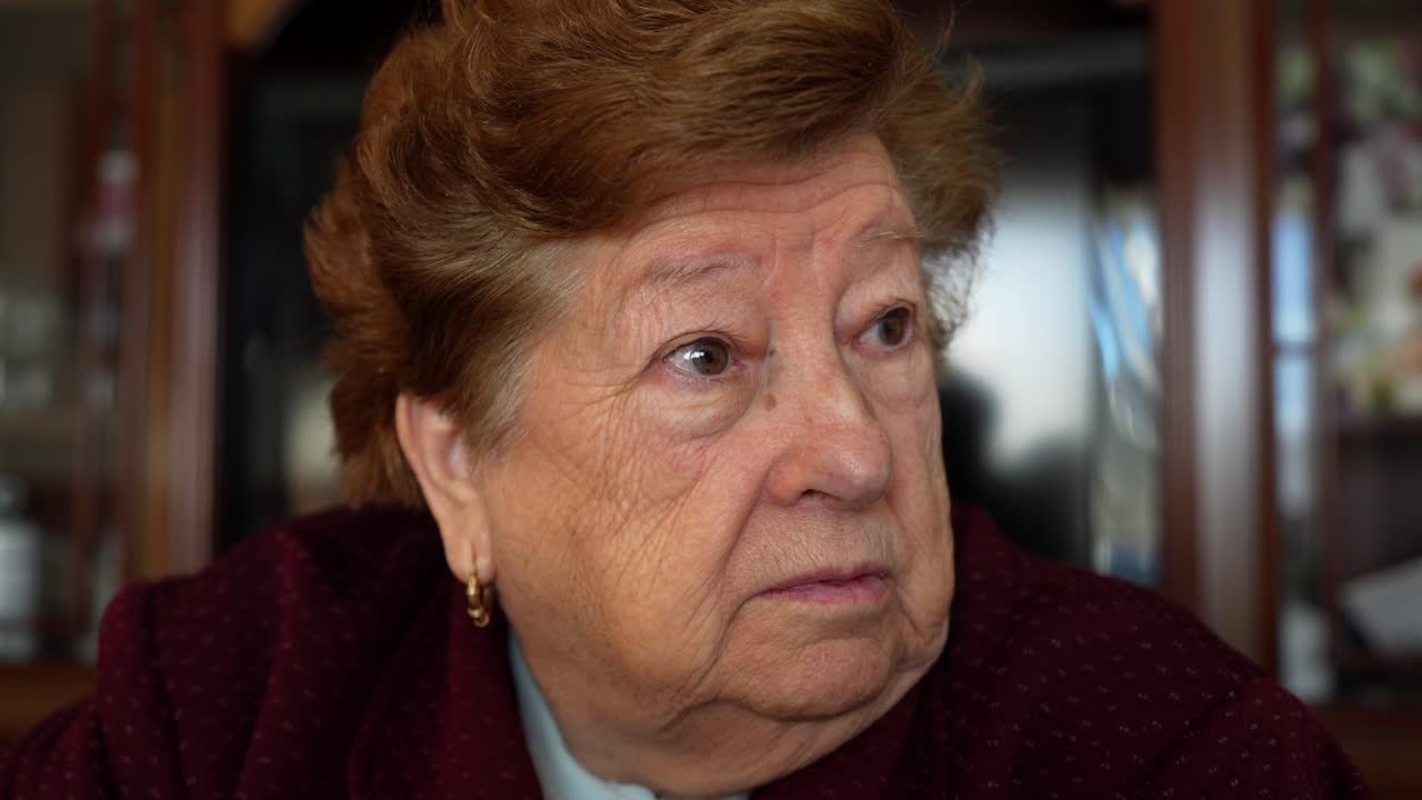 Ritratto di donna anziana loquace che fa una smorfia con felicità e preoccupazione