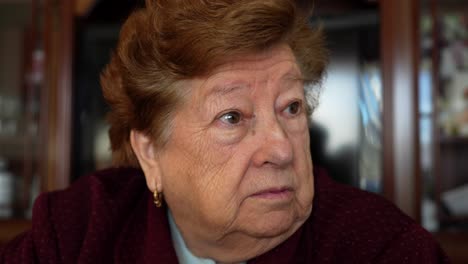 retrato de una anciana habladora haciendo caras de felicidad y preocupación