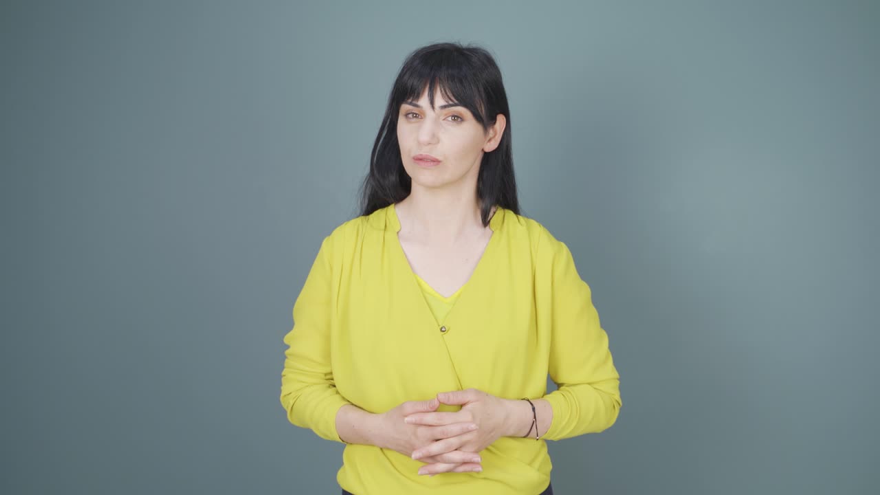 그 여자는 카메라를 쳐다보며 경고하고 있습니다.