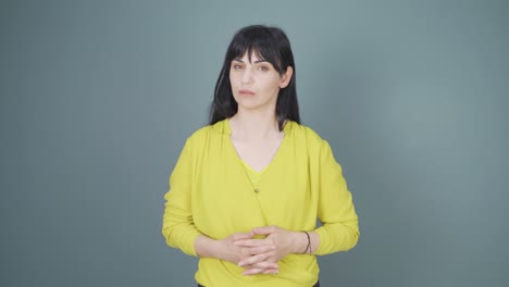 la mujer está advirtiendo mirando a la cámara.