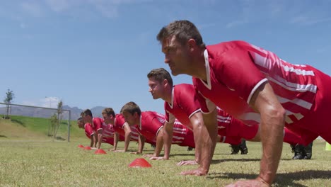 jugadores de fútbol trabajando en el campo