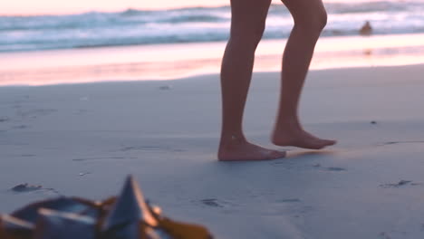 Füße,-Sand-Und-Eine-Frau,-Die-Am-Strand-Entlang-Geht
