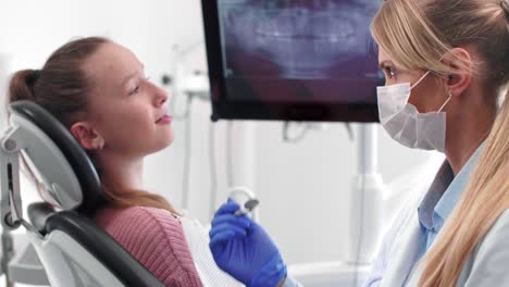 Portrait-of-smiling-dentist-doing-her-work-in-dentist's-clinic