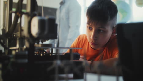 student learning 3d printing