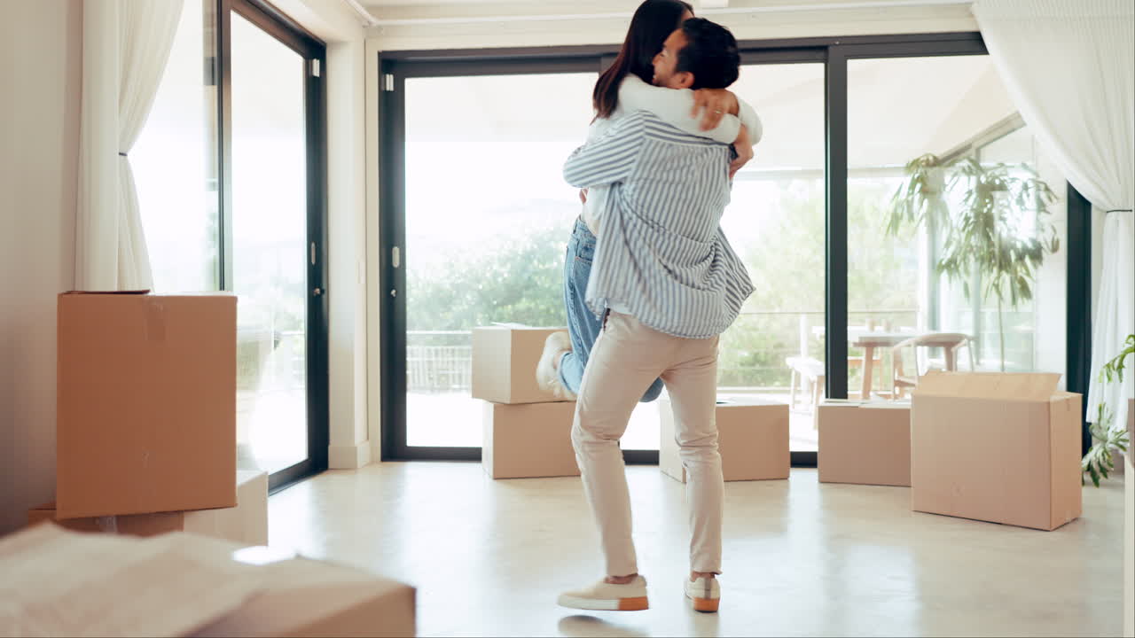 dueño de casa, abrazo y pareja emocionada