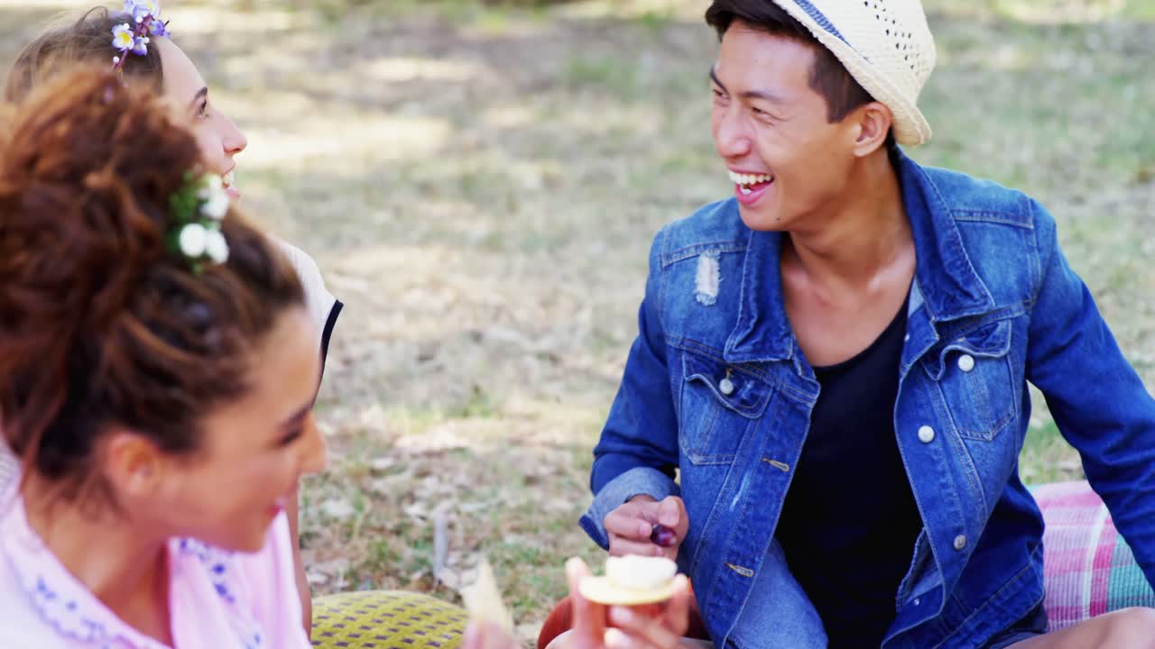 음악 페스티벌 4k에서 즐겁게 지내는 친구들