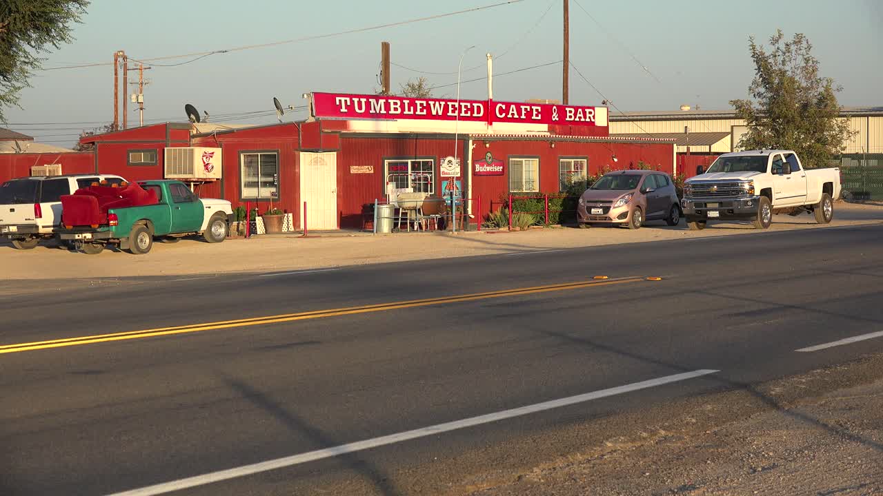 외딴 사막 고속도로 2를 따라 있는 외로운 회전초 카페 트럭 정류장 바 및 카페
