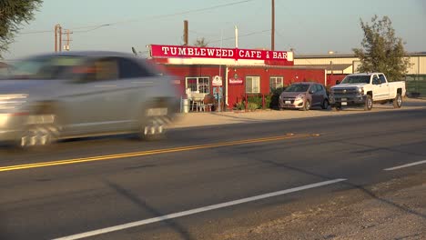 El-Bar-Y-Café-Solitario-De-La-Parada-De-Camiones-Del-Café-Tumbleweed-A-Lo-Largo-De-Una-Remota-Carretera-Del-Desierto