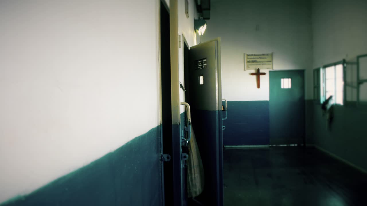 Lorong Institusi yang Gelap dan Angker dengan Pintu Sel Terbuka