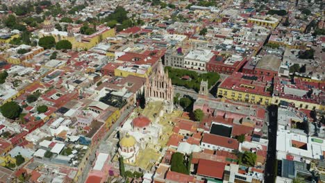 Drone-Circles-Above-Iconic-San-Miguel-de-Allende-Cathedral:-Guanajuato,-Mexico