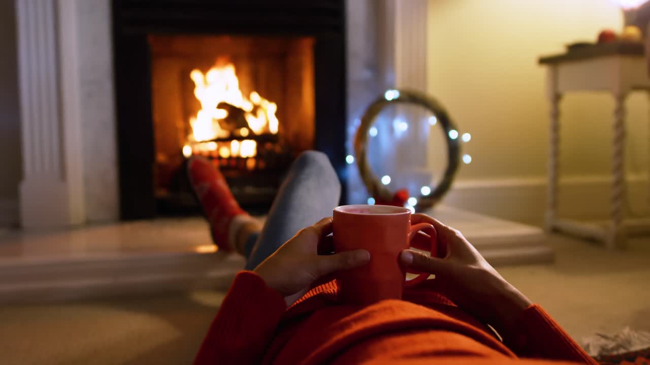 크리스마스 시간 에 집 에 있는 여자