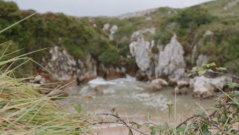 rocas y olas costeras