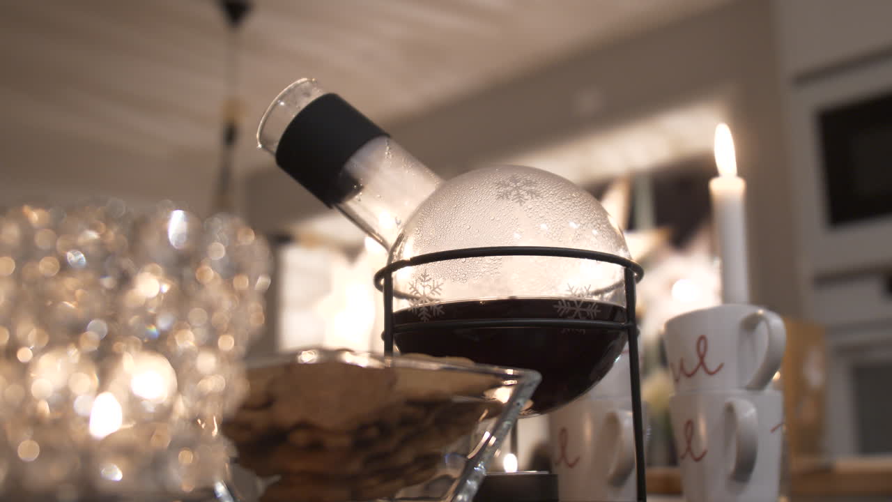 vino caliente listo en una hermosa jarra decorada con elementos navideños, vista en movimiento