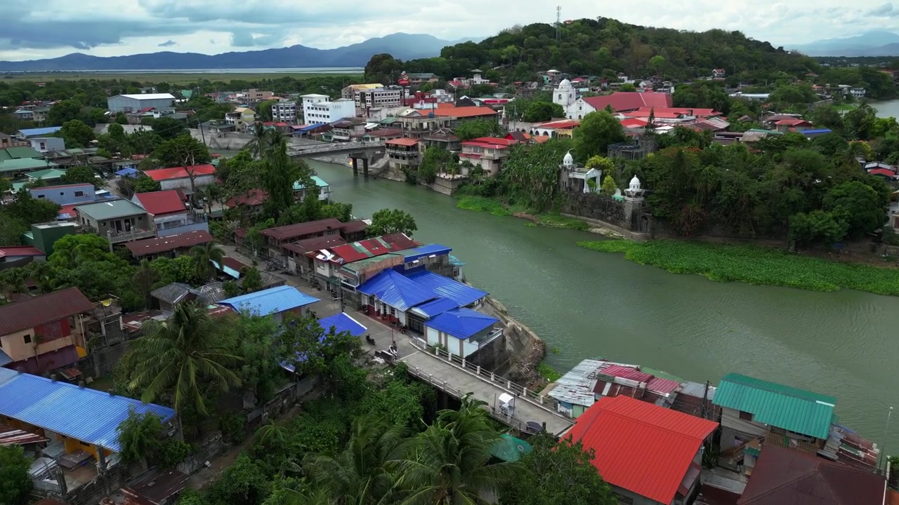 Pagsanjan Nehri'ni ve çevresindeki Pagsanjan, Laguna, Filipinler kasabasını içeren, su yolu, topluluk ve tropikal manzara arasındaki ilişkiyi sergileyen geniş sinematik panorama