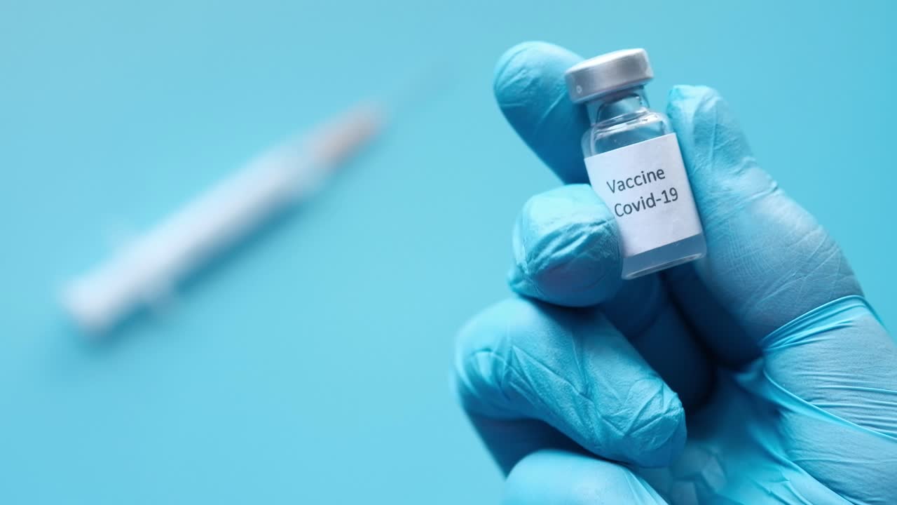 vacuna contra la covid-19 en la mano