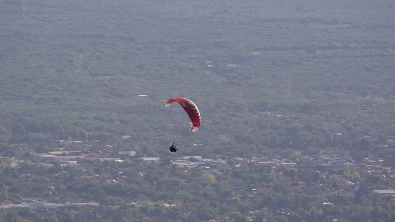 아래 계곡 의 전망 을 가진 패러글라이딩