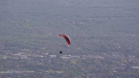 parapente con la vista de un valle por debajo