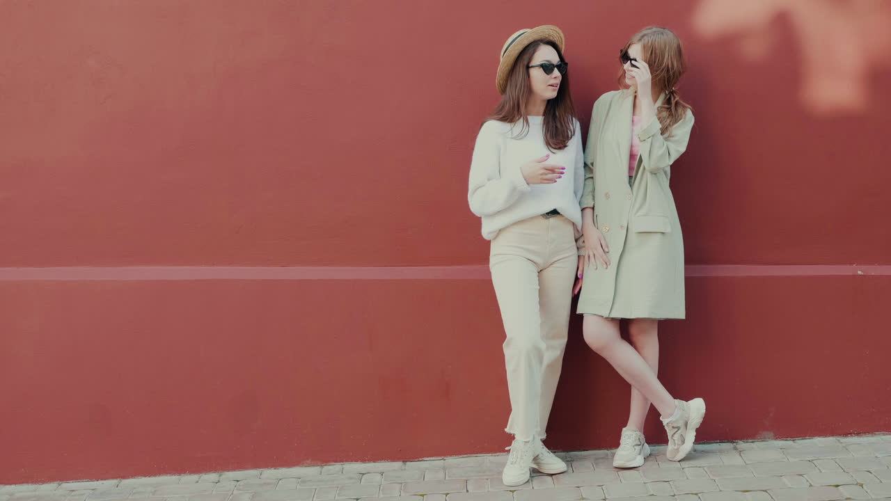 두 여인이 야외에서 대화하고 있습니다.