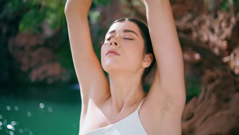 yogi sereno practicando asana en la luz del sol lago lago de primer plano. mujer estirándose