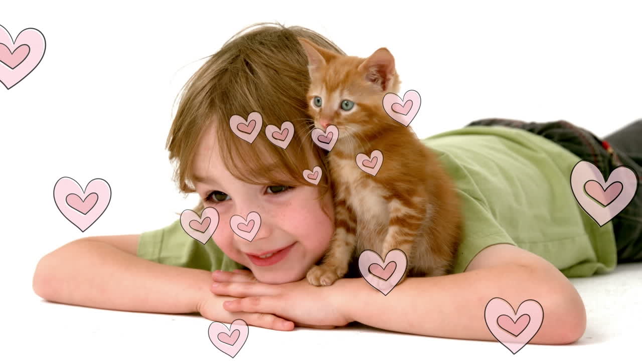 múltiples iconos de corazón rosa flotando contra el gato sentado en el hombro del niño caucásico