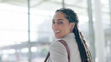 Sonrisa,-Cara-Y-Una-Mujer-En-Una-Oficina