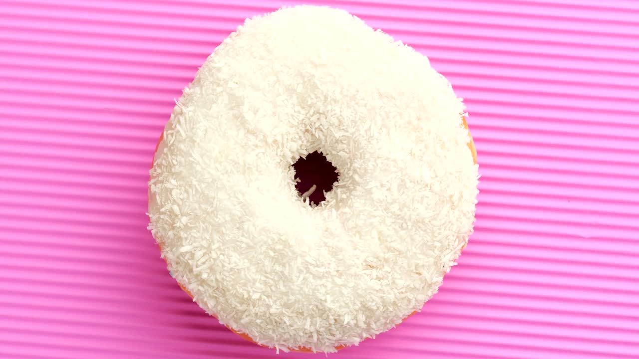 el donut glazado de primer plano.
