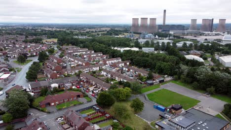 Vista-Aérea-Del-Barrio-Residencial-Industrial-Británico-A-Través-De-La-Central-Eléctrica-Casas-Y-Calles-Suburbanas-Lento-Pan-Izquierdo