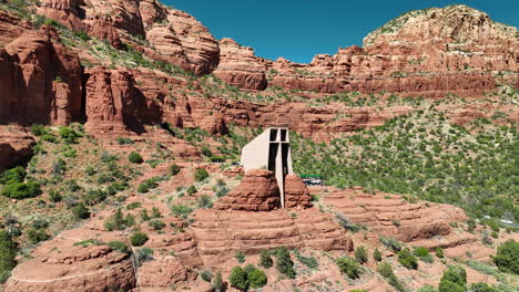 Capilla-De-La-Santa-Cruz-Construida-En-Motas-De-Roca-Roja-O-Sedona,-Arizona