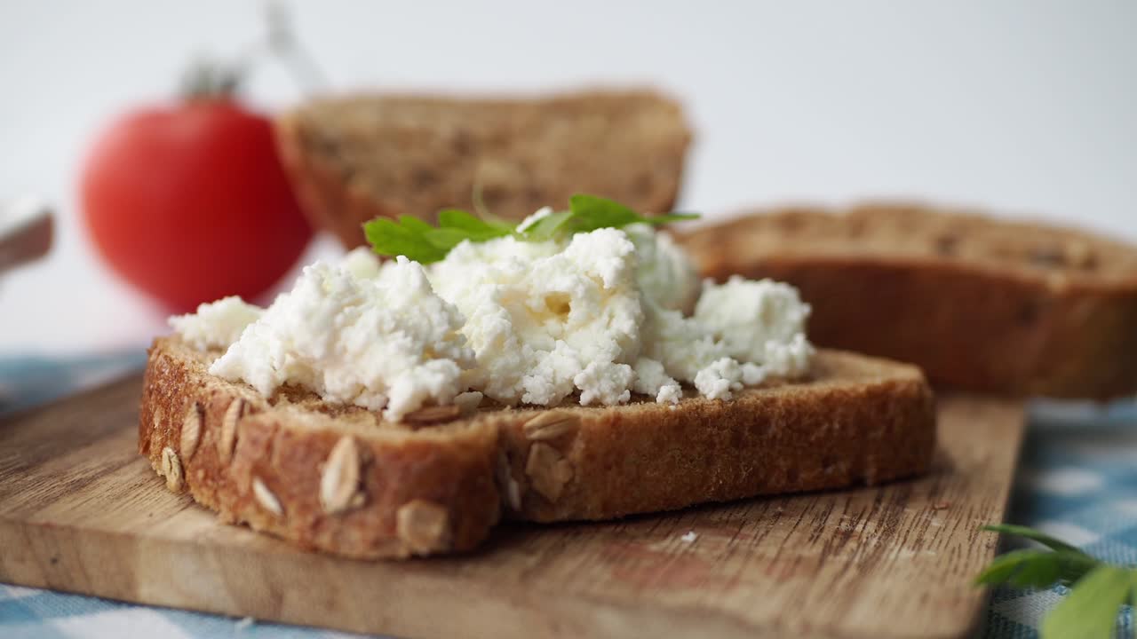 Toast con fiocchi di latte, pomodoro ed erbe aromatiche