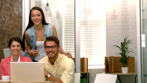equipo de negocios casual teniendo una reunión usando una computadora portátil