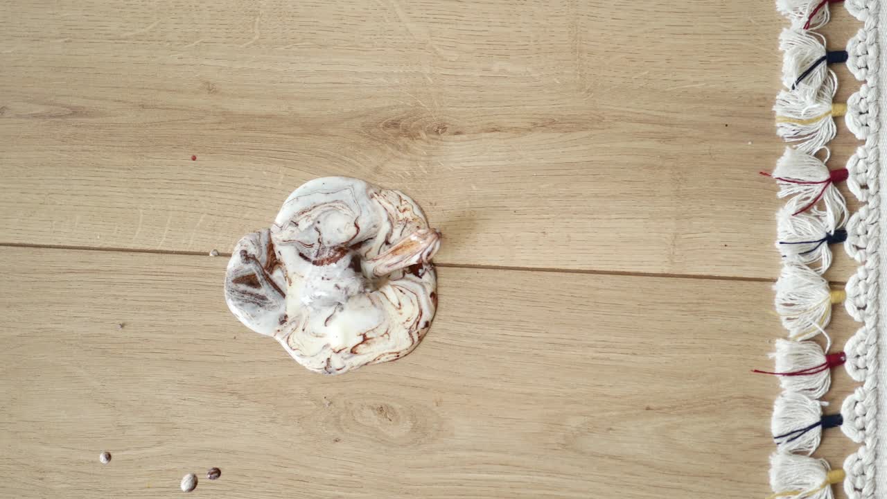 расплавленное мороженое на деревянном полу