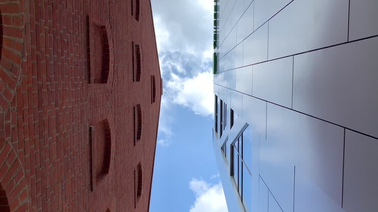 Vecchio edificio in mattoni vs. moderno edificio in vetro