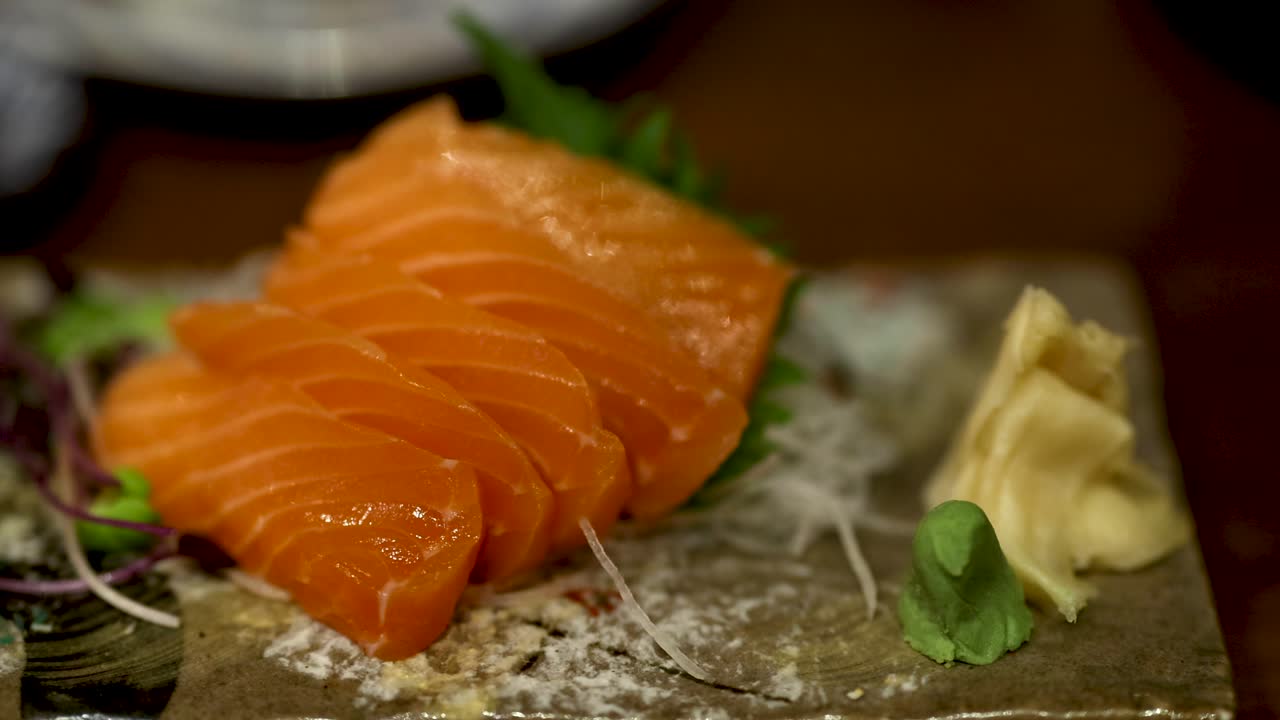 연어 사시미 근처에서 와사비를 뽑는