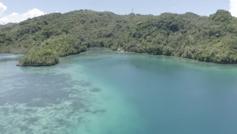 菲律賓熱帶島上一座綠色樹木環繞著鮮<unk>藍色<unk>湖的理想風景 - - 觀光景點 - - 無人機拍攝的空中景觀