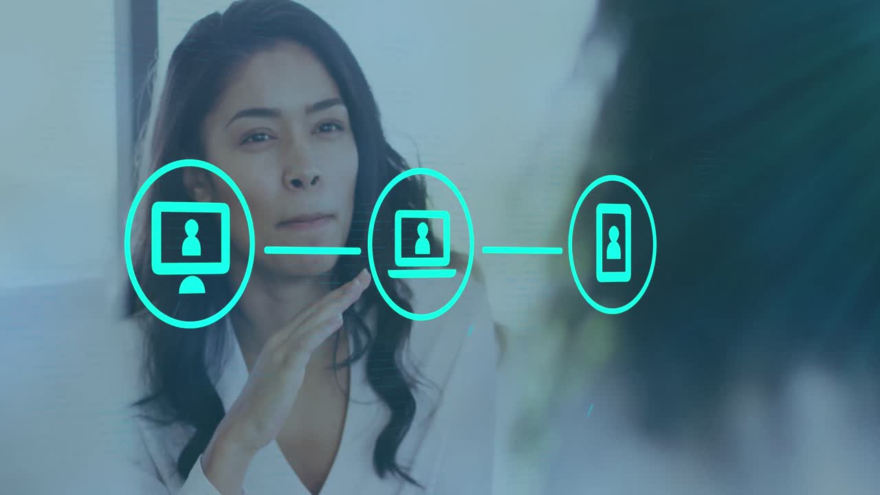 animación de la interfaz que muestra iconos de personas conectadas con una mujer de negocios hablando en una reunión