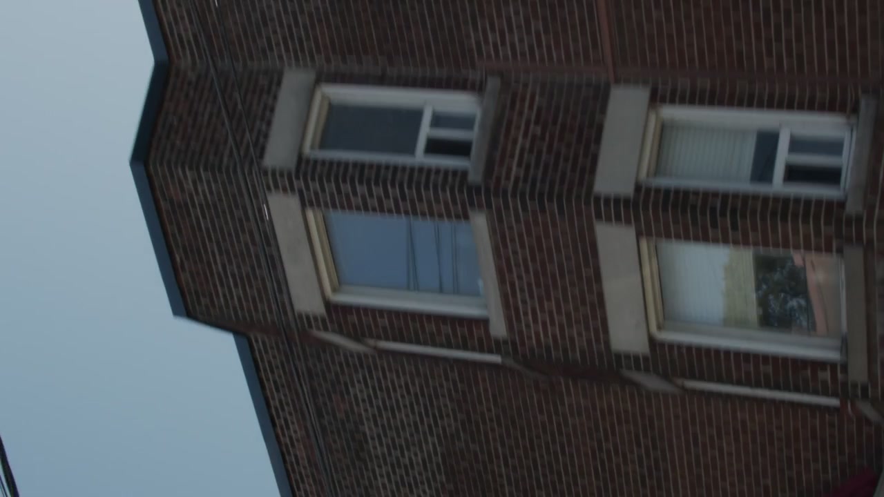 Inquadratura Instagram 9:16, guida in città con edifici che scorrono nell'inquadratura.