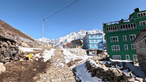 sendero a través de la pintoresca aldea de alta altitud de kyanjin gompa