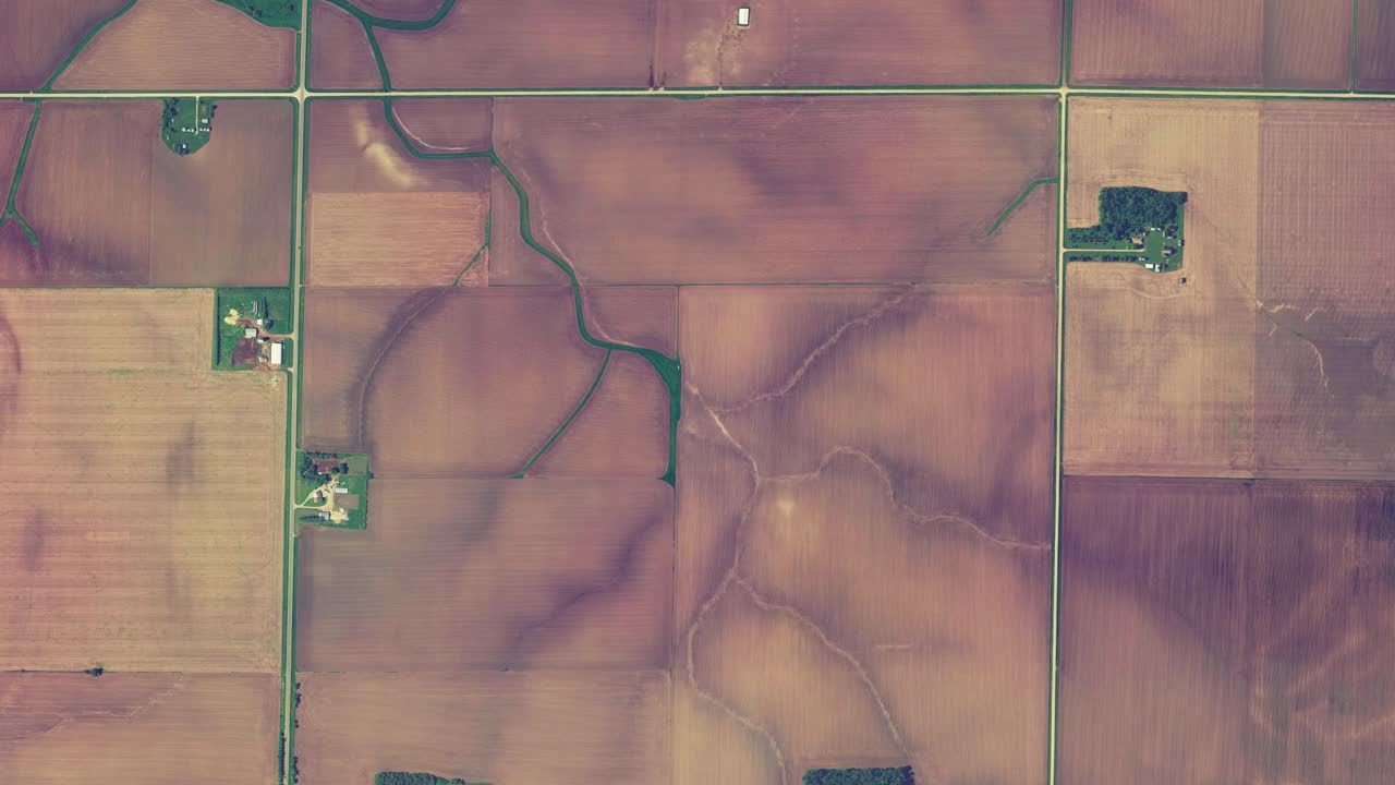vuelo aéreo de drones a gran altura sobre un paisaje seco con vistas a lotes de viviendas repartidos por