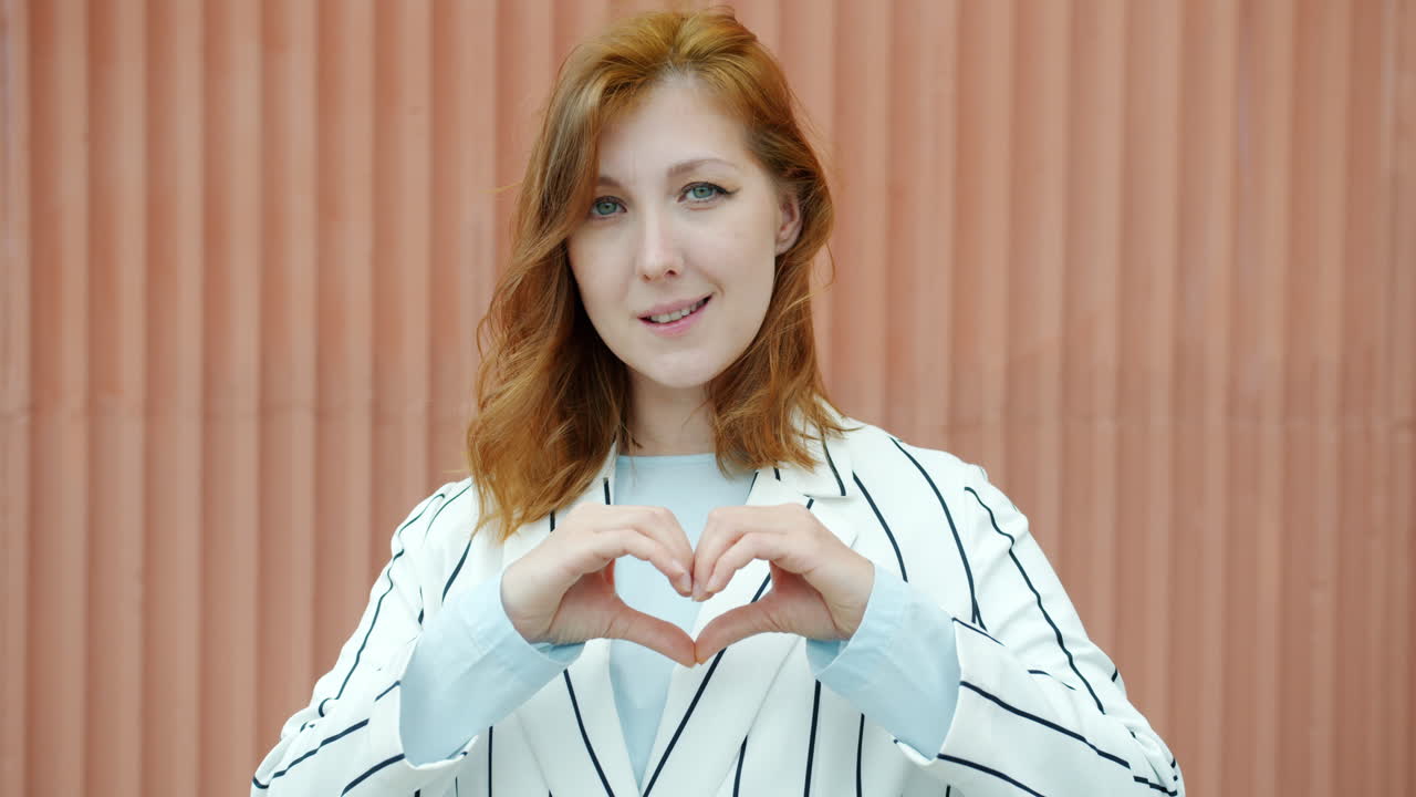 손 으로 심장 모양 을 만드는 여자