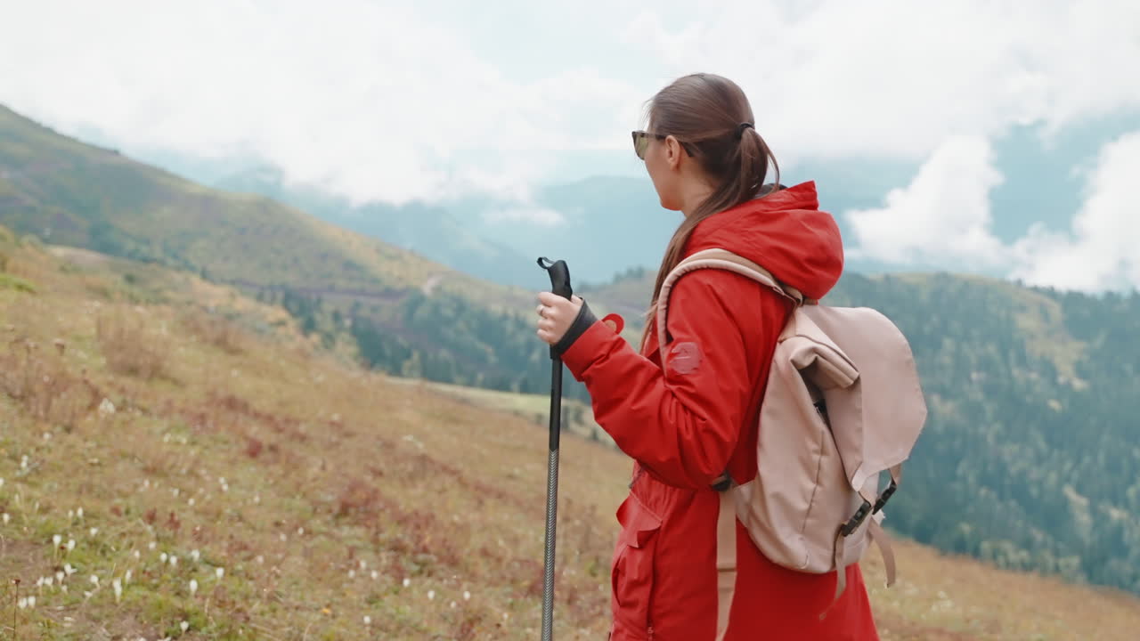 산에서 하이킹하는 여자
