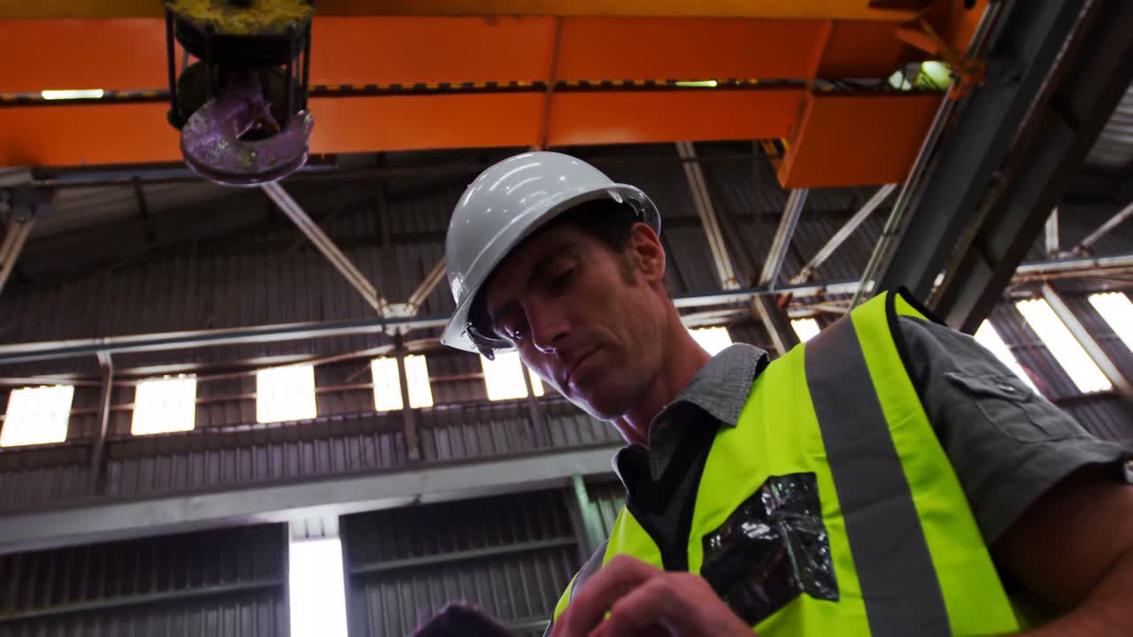 워크 ⁇  4k에서 태블릿 pc를 사용하는 엔지니어