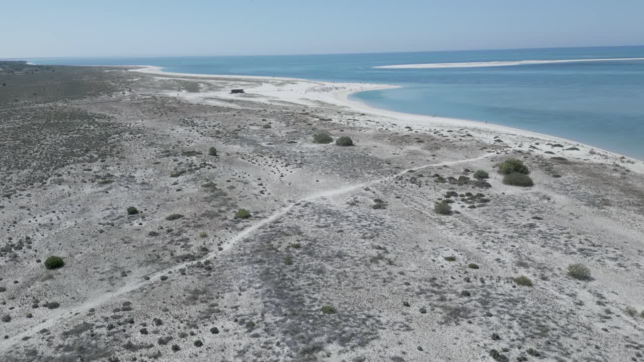 노란 모래 와 파란 물 이 있는 알렌테조 의 해변 의 공중 사진