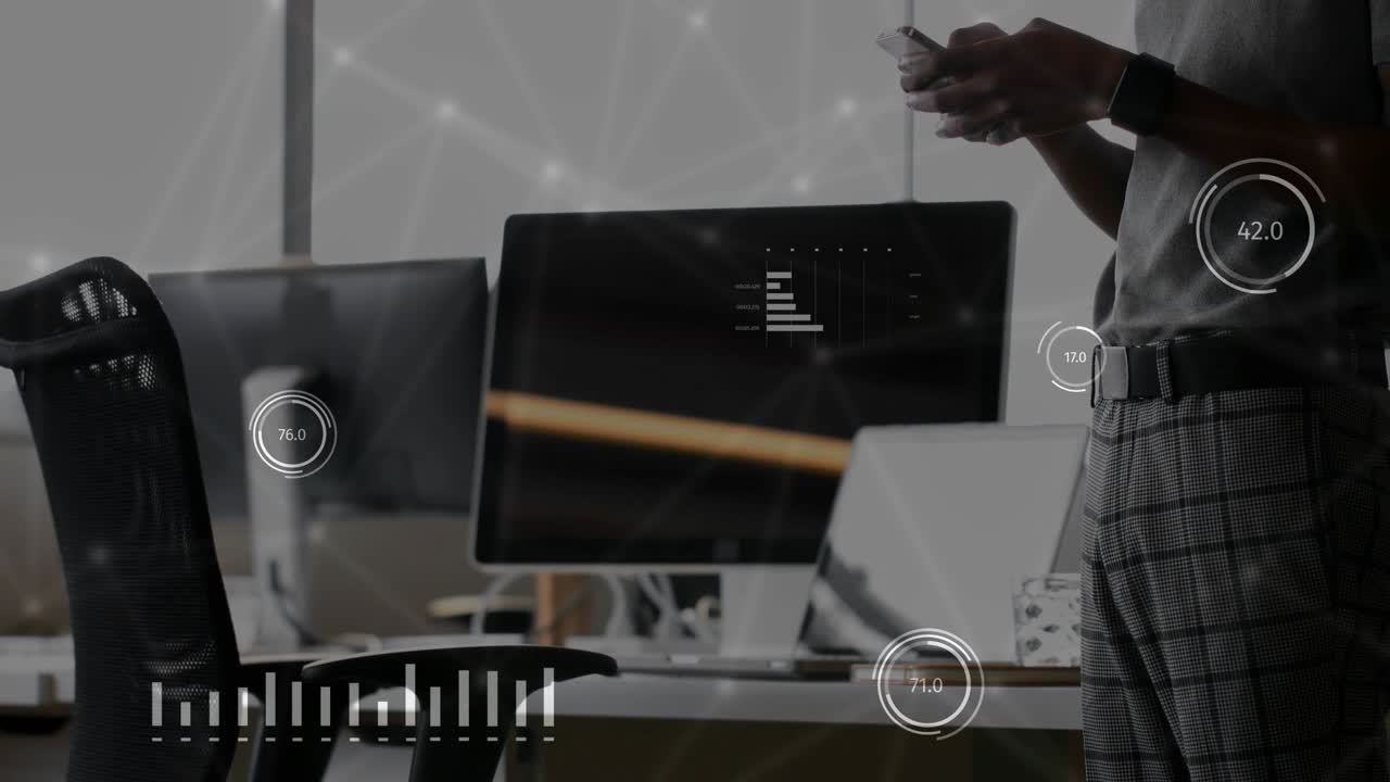 Mannlig ansatt trykker på smarttelefon, starter HUD-overlegg og gjennomgår finansielle stolpediagrammer på skjermen.