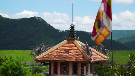 Außenansicht-Des-Buddhistischen-Gia-Nguyen-Tempels-In-Vietnam-Mit-Flagge