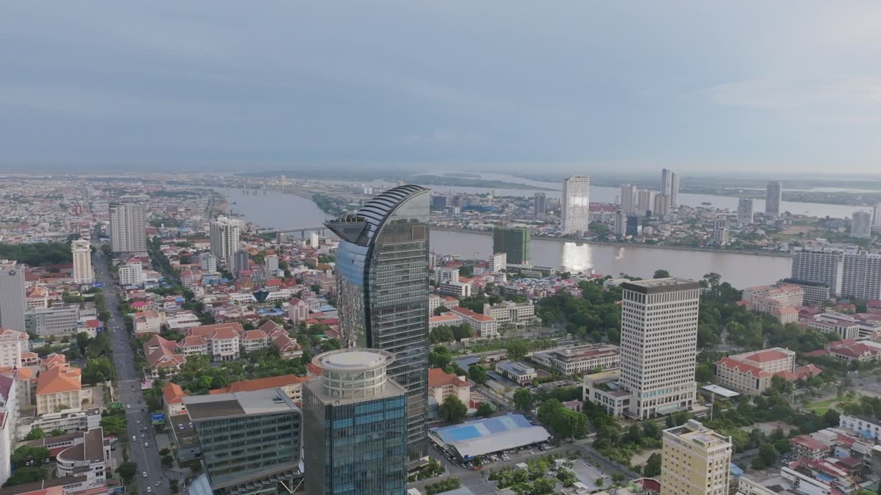 Vista aerea da drone che mostra lo skyline di Phnom Penh con la Vattanac Capital Tower, i grattacieli circostanti e il fiume Tonle Sap sotto la luce del giorno in Cambogia