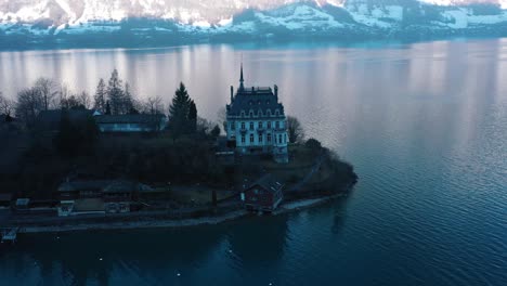 Excelente-Vista-Aérea-Del-Castillo-En-La-Península-De-Iseltwald,-Suiza